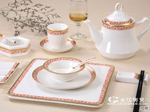 台布各种餐具,用具摆放整齐一致,布局合理,美观,间距均等,摆放位置